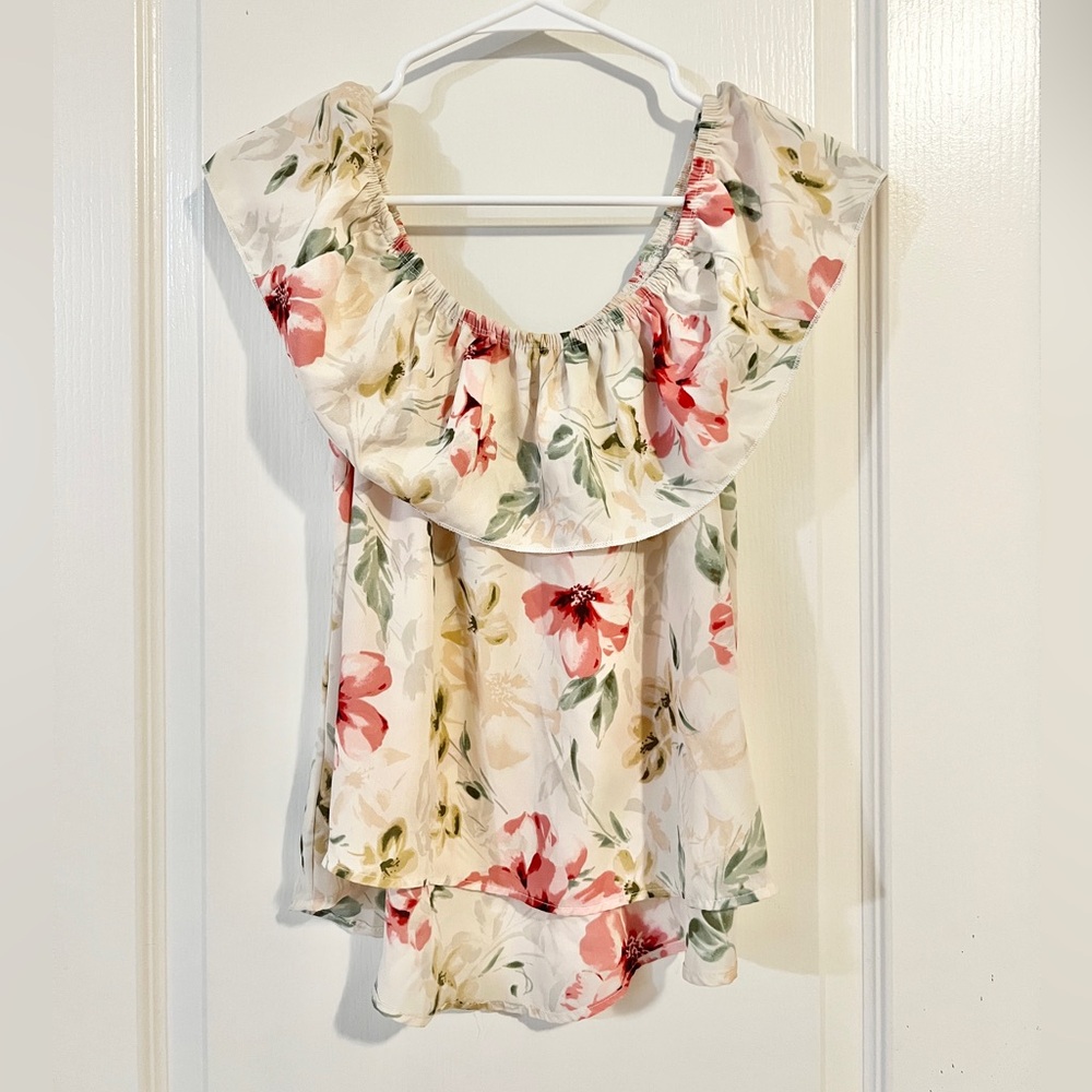 Hollister beach - off shoulder top  - in great condition!